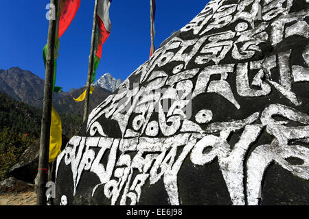Mani-Stein-Gebet Wand, buddhistische Stupa und Gebetsfahnen, Ghat, Sagarmatha Nationalpark, Solukhumbu Ortsteil, Khumbu Stockfoto