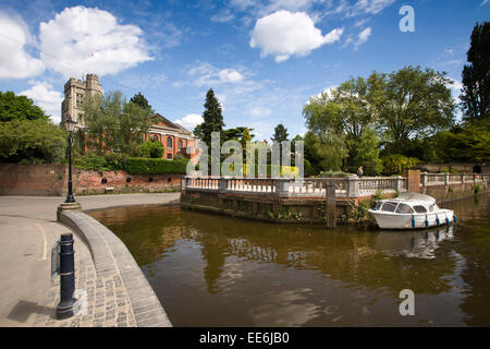 Großbritannien, London, Twickenham, Riverside, Str. Marys Kirche neben Themse Stockfoto