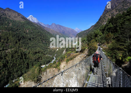 Metall Hängebrücke über den Fluss Chineplung Khola, Chineplung Dorf, Sagarmatha Nationalpark, Solukhumbu Bezirk, Khum Stockfoto