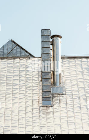 Moderne Architektur in Stockholm, Schweden. Nahaufnahme von Metalldach. Stockfoto