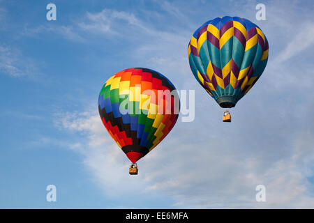 Zwei Heißluftballons im Flug Stockfoto