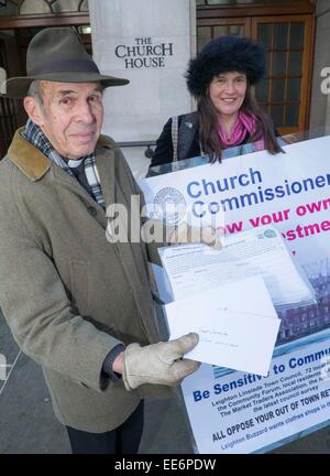 London, UK. 14. Januar 2015. Victoria Harvey (im schwarzen Hut) Tochter des Rev Dr. Anthony Harvey (LHS), ehemalige Subdekan des Westminster Abbey kurz bevor sie sich auf das Geländer der Kirche Haus im Hof neben Westminster Abbey aus Protest über eine andere Stadt Fachmarktzentrum in Leighton Buzzard in Bedfordshire weil Dekane Ketten:-die Kirche Kommissare nicht folgen ihrer eigenen ethischen Politik des Zuhörens zu lokalen Gemeinschaften. Bildnachweis: Adrian Arbib/Alamy Live-Nachrichten Stockfoto