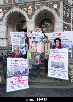 London, UK. 14. Januar 2015. Tochter Victoria Harvey Rev Dr. Anthony Harvey, ehemalige Subdekan des Westminster Abbey kurz bevor sie sich auf das Geländer der Kirche Haus im Hof neben Westminster Abbey aus Protest über eine andere Stadt Fachmarktzentrum in Leighton Buzzard in Bedfordshire weil Dekane Ketten:-die Kirche Kommissare nicht folgen ihrer eigenen ethischen Politik des Zuhörens zu lokalen Gemeinschaften. Bildnachweis: Adrian Arbib/Alamy Live-Nachrichten Stockfoto