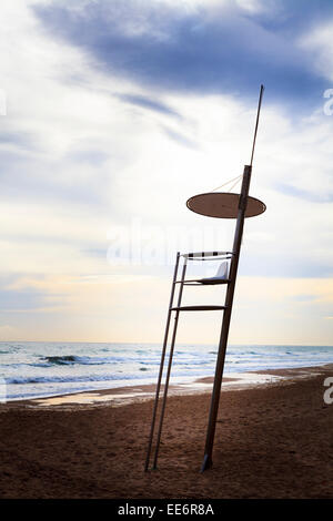 Unbemannte Rettungsschwimmer-Turm am einsamen Strand im winter Stockfoto