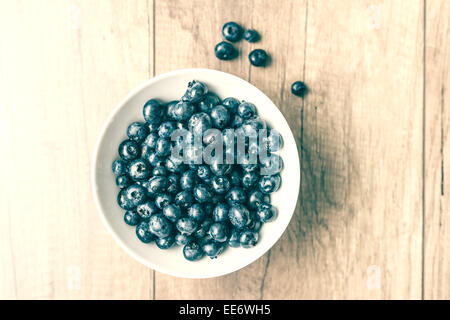 Retro-Foto von Blueberry Schüssel voller Heidelbeeren Stockfoto