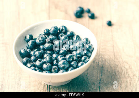 Retro-Foto von Blueberry Schüssel voller Heidelbeeren Stockfoto