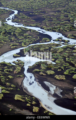 Mäandernden Gletscherfluss in Moos bedeckt Landschaft, Island Stockfoto