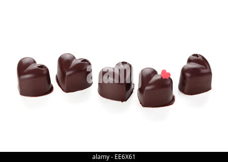 Hausgemachte Pralinen mit Streuseln in Herzform verziert. Stockfoto