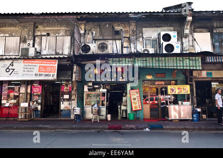 Fassade der Geschäfte in Chinatown, Song Sawat Road, Bangkok, Thailand. Stockfoto