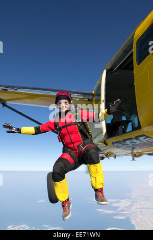 Dieser Fallschirmspringer sprangen von 13'000 Fuß Höhe aus dem Plan. Damit ist die Fallschirmspringer im freien Fall über Dubai Eile haben. Stockfoto