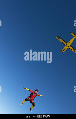 Fallschirmspringer sprangen aus dem Flugzeug in den blauen Himmel. Damit der Taucher hat Spaß und genießt die herrliche Aussicht über die Stadt Dubai. Stockfoto