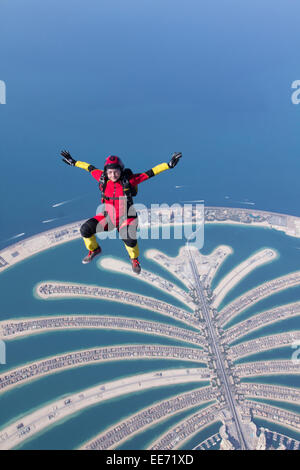 Fallschirmspringer hat Spaß und Sit fliegt mit einer Geschwindigkeit von 120 km/h auf 10'000 ft Höhe über Dubai Palm direkt neben dem Atlantis Hotel Stockfoto