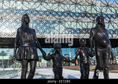 'Eine echte Birmingham Familie' Statue von Gillian Wearing vor neuen Library of Birmingham in Centenary Square Stockfoto