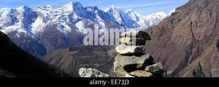 Gebet-Steinen und buddhistische Stupa auf Tengboche Ri Hügel, Tengboche Dorf, Everest Base Camp Trek, UNESCO-Weltkulturerbe Stockfoto