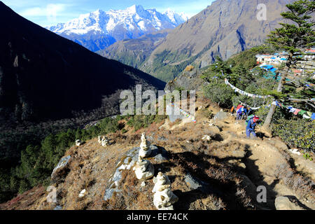 Gebet-Steinen und buddhistische Stupa auf Tengboche Ri Hügel, Tengboche Dorf, Everest Base Camp Trek, UNESCO-Weltkulturerbe Stockfoto