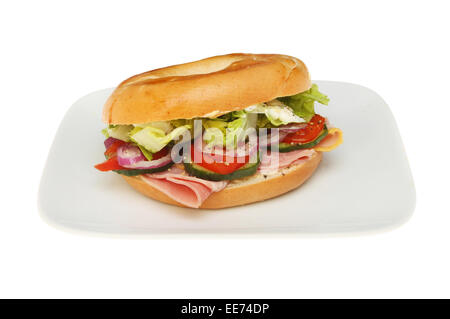 Schinken-Salat-Bagel auf einem Teller isoliert gegen weiß Stockfoto