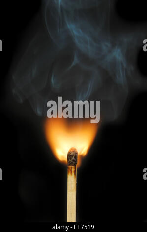 Flammende Match und Rauch vor einem dunklen Hintergrund Stockfoto