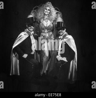 PALM SPRINGS, CA-APRIL 10: Burlesque Tänzerin Tempest Storm backstage bei Palm Springs Follies in Palm Springs, Kalifornien am 10. April 1996. Stockfoto