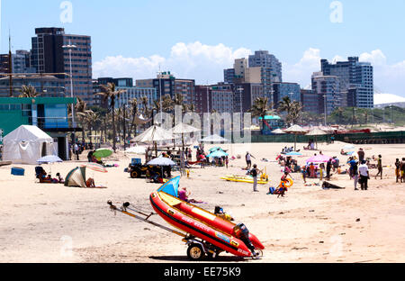 Viele unbekannte Urlauber auf Addington Strand in Durban, Südafrika Stockfoto