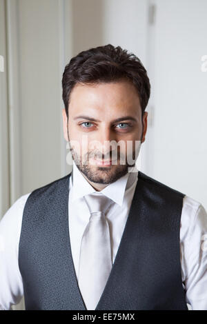 Junge italienische Bräutigam mit Bart, braune Haare und grüne Augen vor der Ehe Stockfoto
