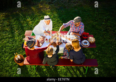 Familie mit einem Picknick im Garten, München, Bayern, Deutschland Stockfoto