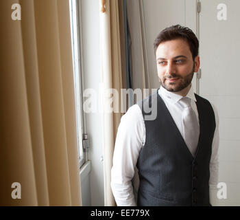 Junge italienische Bräutigam mit Bart, braune Haare und grüne Augen vor der Ehe Stockfoto