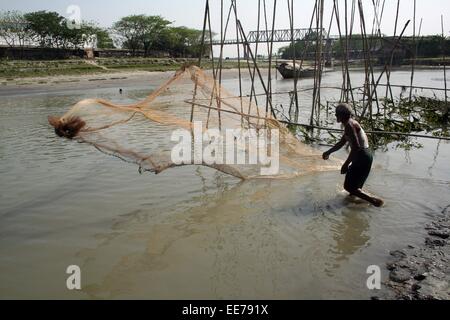 Bangladesch vom 10. Januar 2015. Fischer fangen Fische mit Fischen net in der haor Bereiche der Sunamganj Bezirk. Stockfoto
