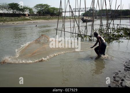 Bangladesch vom 10. Januar 2015. Fischer fangen Fische mit Fischen net in der haor Bereiche der Sunamganj Bezirk. Stockfoto
