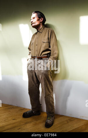 Der Mensch in seiner 60er Jahre mit Schnurrbart tragen khakifarbene Hemd und Hose. Stockfoto