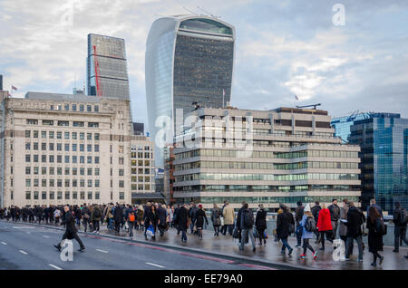 Menschen, die zu Fuß zur Arbeit auf der London Bridge. London, UK Stockfoto