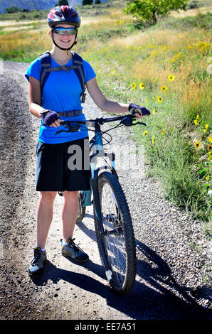 Detail der Frau Mountain Bike trägt blaue ausüben, Hemd und Helm Stockfoto