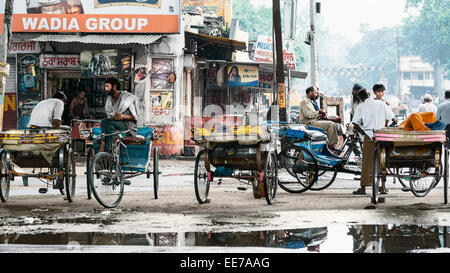Zyklus Rikschafahrer warten auf Kunden in Amritsar, Punjab Zustand - Indien. Stockfoto