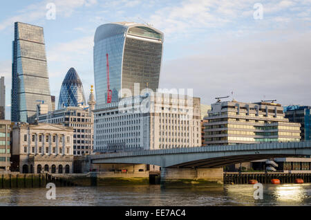 Skyline von London mit dem "Walkie-Talkie" Gebäude, "Gherkin", "Cheesegrater" Gebäude und London Bridge in Aussicht. London, UK. Stockfoto