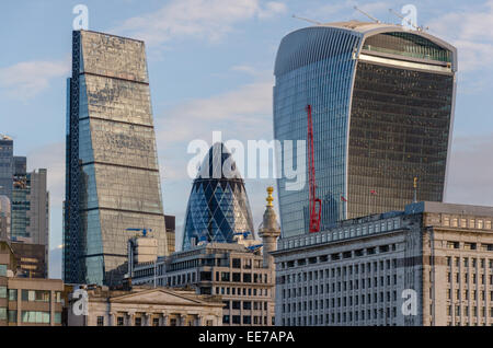 Skyline von London mit dem "Walkie-Talkie" Bau, "Gherkin" und "Cheesegrater" Gebäude im Blick. London, UK. Stockfoto