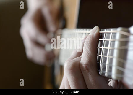 Spielen Gitarrensaiten und Bünde zum Musikmachen Stockfoto