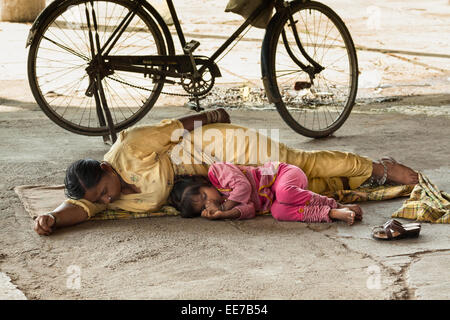 Szene der schlafenden Mutter und Tochter. Stockfoto