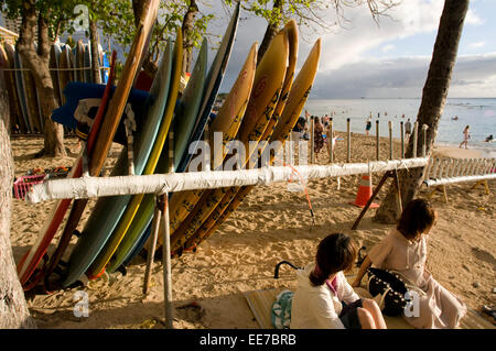 Surfbretter am Strand von Waikiki Beach. O' ahu. Hawaii. Waikiki ist berühmt für seine Strände und jedes Zimmer ist nur zwei oder th Stockfoto