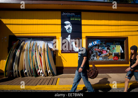 Geschäfte-Surfer in Haleiwa. O' ahu. Hawaii. Historischen n Meer Surfshop (1921), Haleiwa, Oahu, Hawaii, USA. Haleʻiwa ist ein North Shore Stockfoto