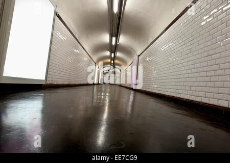 Alten unterirdischen Tunnel mit Neon beleuchtet Stockfoto