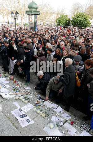 Mayenne trifft in der Je Suis Charlie Mahnwache an Laval Stadt, Jet d ' Eau Square zu Ehren der Opfer der Charlie Hebdo. Stockfoto