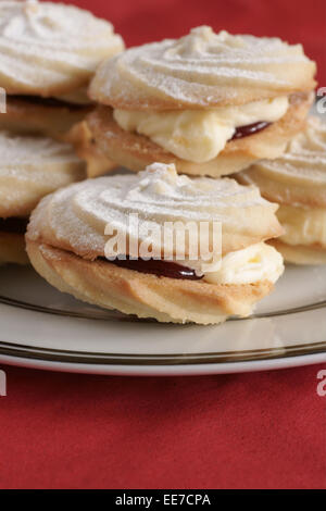 Wiener wirbelt eine britische Konfekt machte eine weiche Butter Keks in einem Wirbel-Form gefüllt mit Buttercreme und Marmelade geleitet Stockfoto