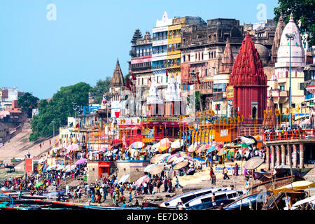 Überfüllten heiligen Ghats am Ufer des Flusses Ganges in Varanasi, Indien. Stockfoto