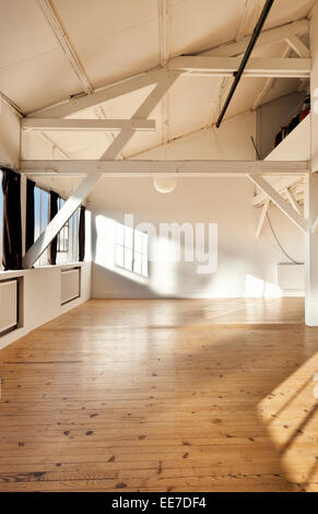 weiten Sie Raum, Balken und Holzboden Stockfoto