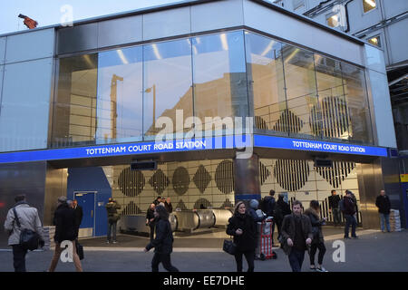 Tottenham Court Road, London, UK. 14. Januar 2015. Die neue Tottenham Court Road Station für das Publikum geöffnet, es ist auch Teil der Crossrail-Sanierung. Bildnachweis: Matthew Chattle/Alamy Live-Nachrichten Stockfoto