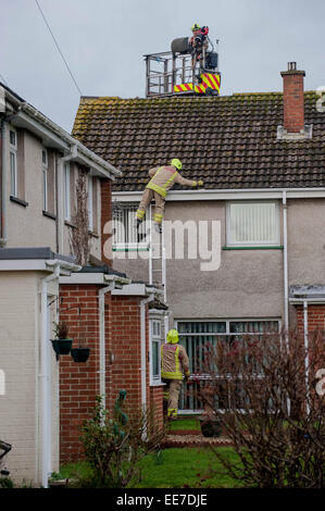 Haverfordwest, Großbritannien Mittwoch 14. Januar 2015 Feuerwehrleute zu einem beschädigten Haus zwei Menschen besuchen wurden ins Krankenhaus gebracht, nachdem ein Mini-Tornado schlug eine Reihe von Häusern in Haverfordwest, Pembrokeshire Stockfoto