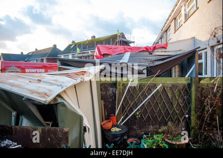 Haverfordwest, Großbritannien Mittwoch, 14. Januar 2015 Schuppen wurden Schäden durch den Wind auf der Rückseite einiger Häuser, die zwei Personen ins Krankenhaus gebracht wurden, ein Mini-Tornado verwüstet hatte eine Reihe von Häusern in Haverfordwest, Pembrokeshire Stockfoto