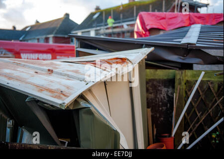 Haverfordwest, Großbritannien Mittwoch, 14. Januar 2015 Schuppen wurden Schäden durch den Wind auf der Rückseite einiger Häuser, die zwei Personen ins Krankenhaus gebracht wurden, ein Mini-Tornado verwüstet hatte eine Reihe von Häusern in Haverfordwest, Pembrokeshire Stockfoto