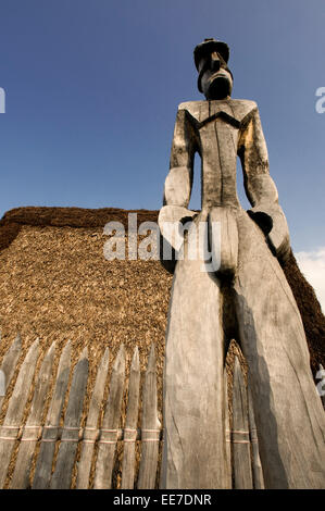 Pu'uhonua O Honaunau National Historic Park, Hale O Keawe rekonstruiert Tempel mit Holzschnitzereien, South Kona Coast, Big Island. Stockfoto