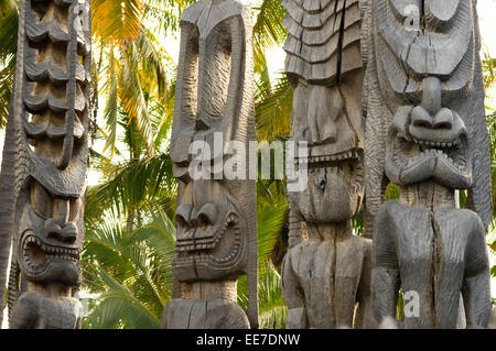 Pu'uhonua O Honaunau National Historic Park, Hale O Keawe rekonstruiert Tempel mit Holzschnitzereien, South Kona Coast, Big Island. Stockfoto