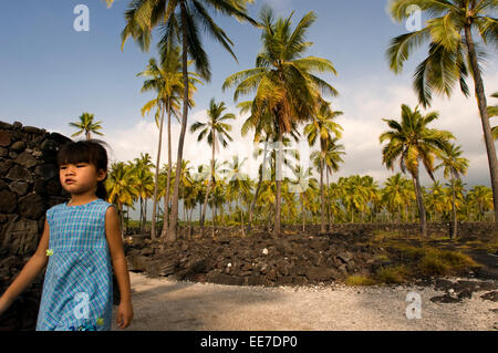 Asiatin in den königlichen Gärten. Pu'uhonua o Honaunau National Historic Park. Big Island. Hawaii. Bis Anfang des 19. Jahrhunderts Stockfoto